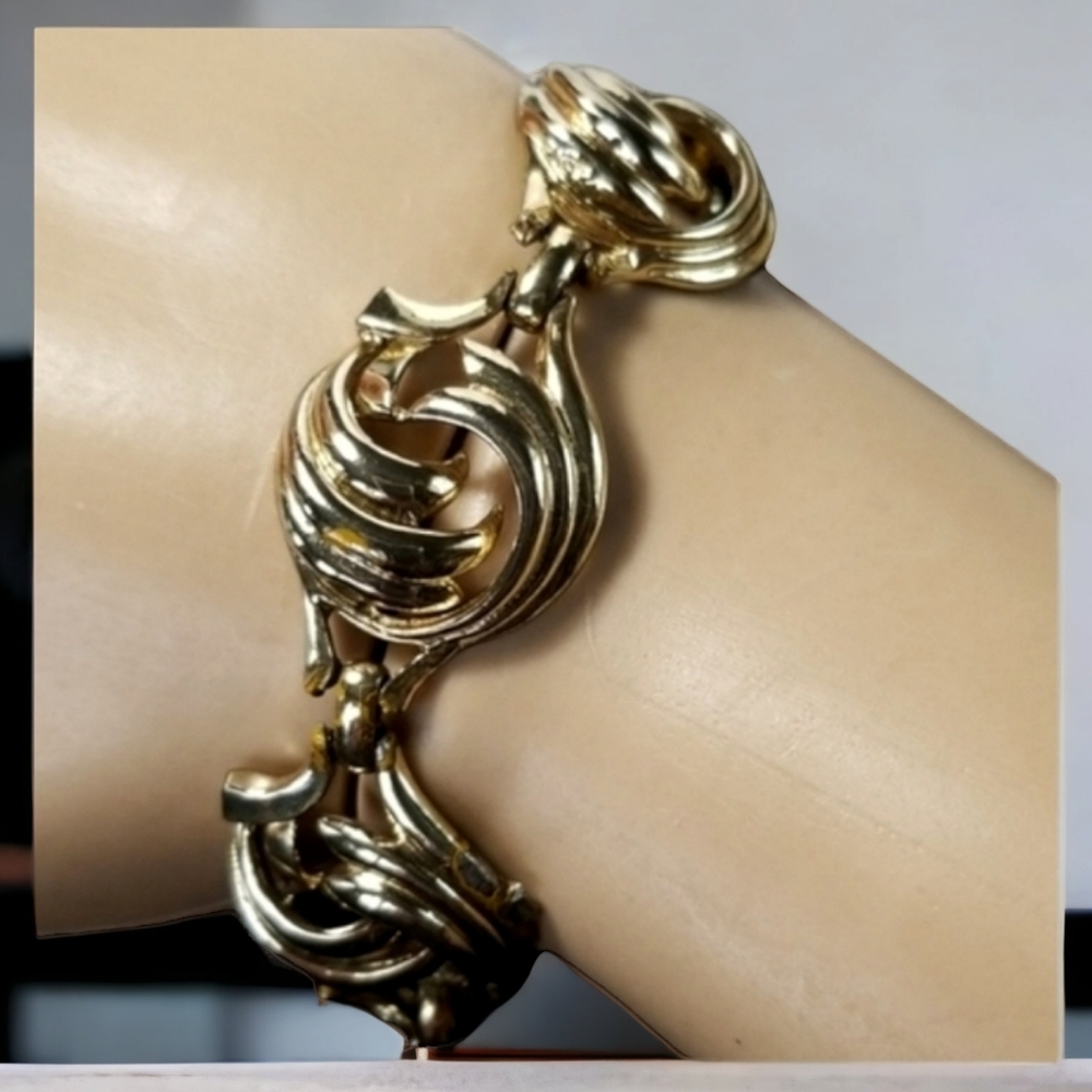 Vintage Signed CORO Link Bracelet Pat Pend Gold Tone